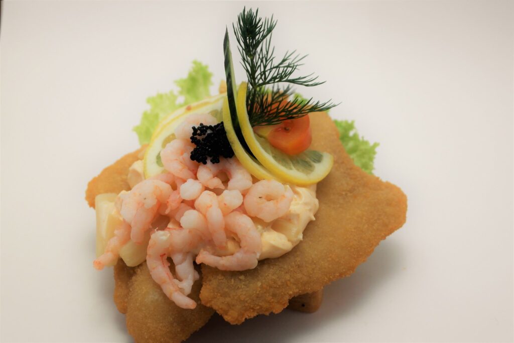 Smørrebrød med fiskefilet, rejer og citron