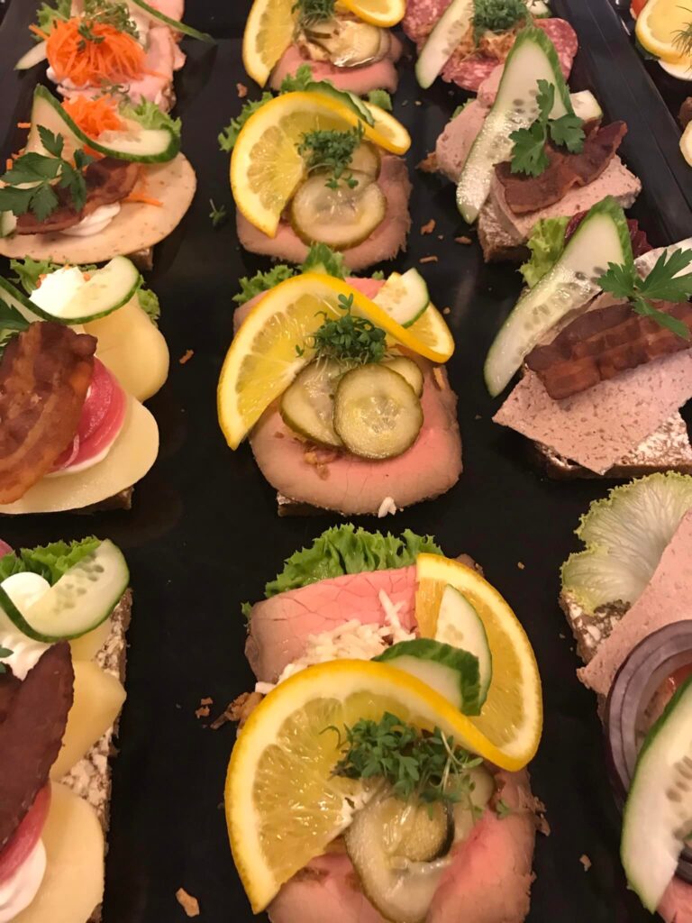 Smørrebrød med pålæg, grønt og citron skiver