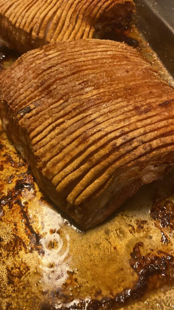 Sprødstegt flæskesteg med gylden svær i bradepande